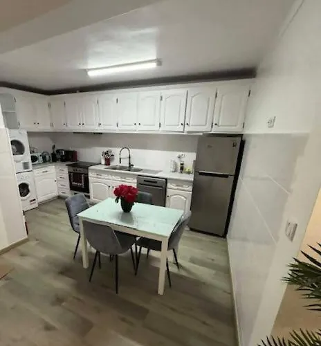 Alvarenga House بيت للعطل